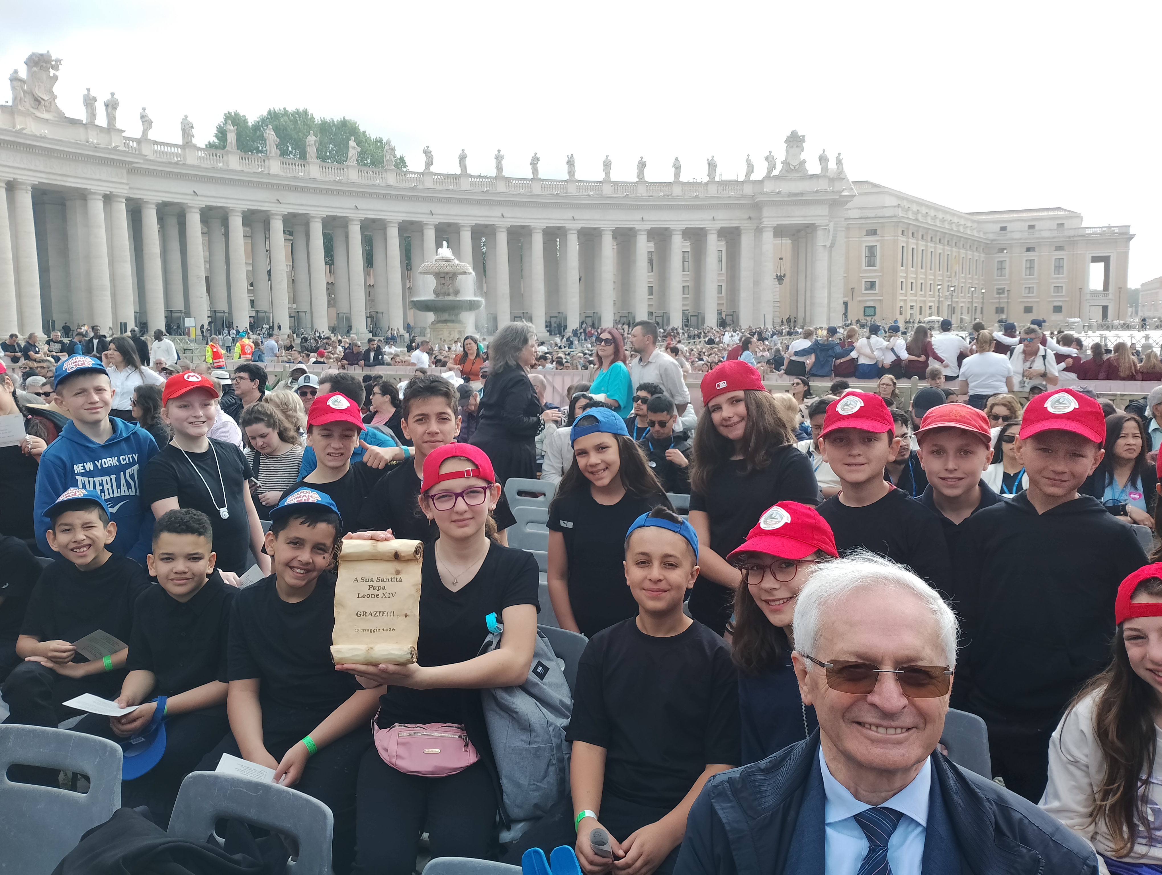 Studenti e sindaco in Piazza San Pietro.jpg